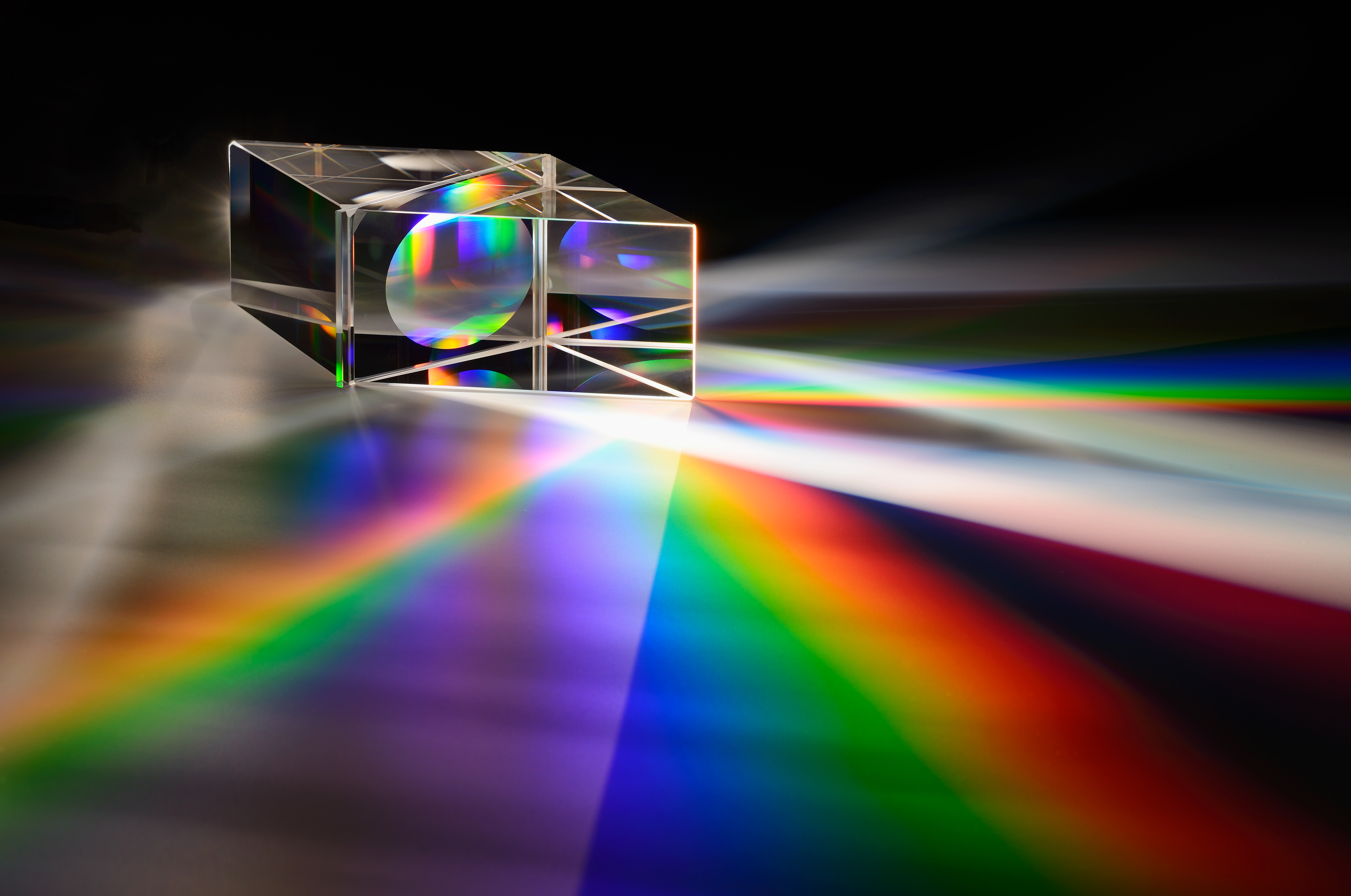 Prisma-Gitter-Prisma (PGP)-System für Anwendungen in der Luft- und Raumfahrt, Präzisionsoptik oder hochsensible Interferometer. Prisma-Gitter-Prisma (PGP)-System für Anwendungen in der Luft- und Raumfahrt, Präzisionsoptik oder hochsensible Interferometer.